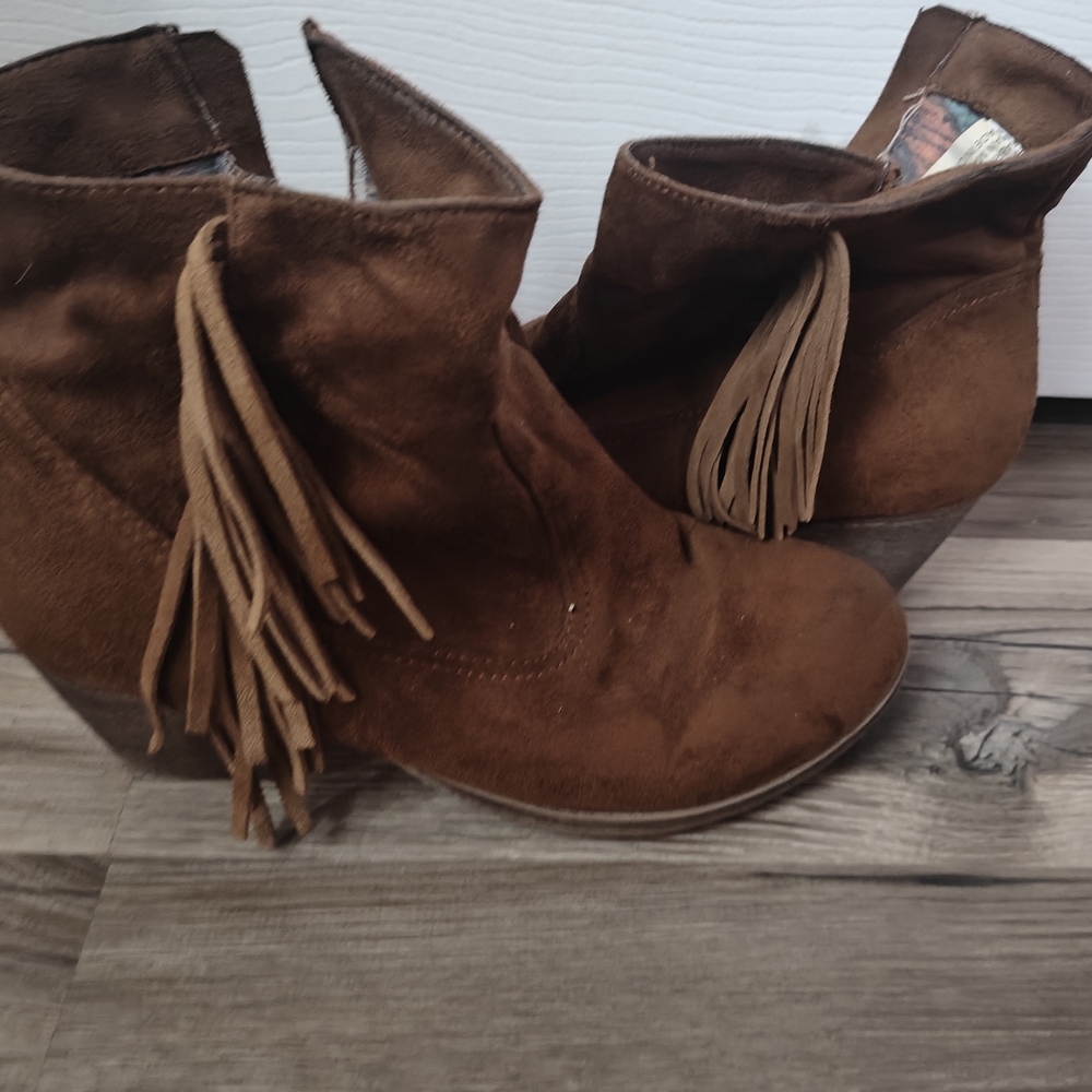 Stylish Tan Ankle Boots with Fringe
